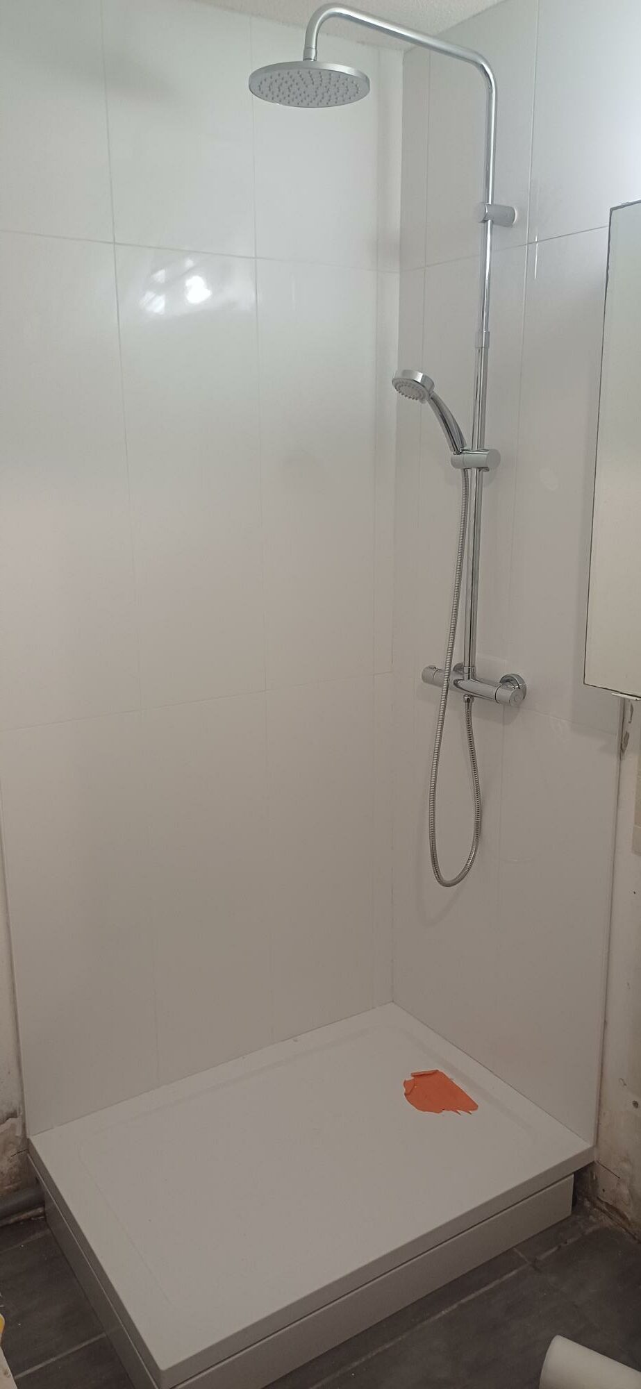 Pose De La Colonne De Douche Et De Son Mitigeur