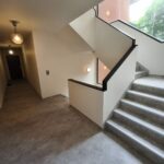 Palier rénové avec sol souple neuf et murs clairs à Toulouse | Palier rénové, sol souple neuf.