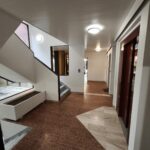 Hall d'entrée d'immeuble rénové, clair et lumineux, à Toulouse