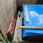 Passage latéral et piscine bâchée avant travaux à Castelnau-d'Estrétefonds