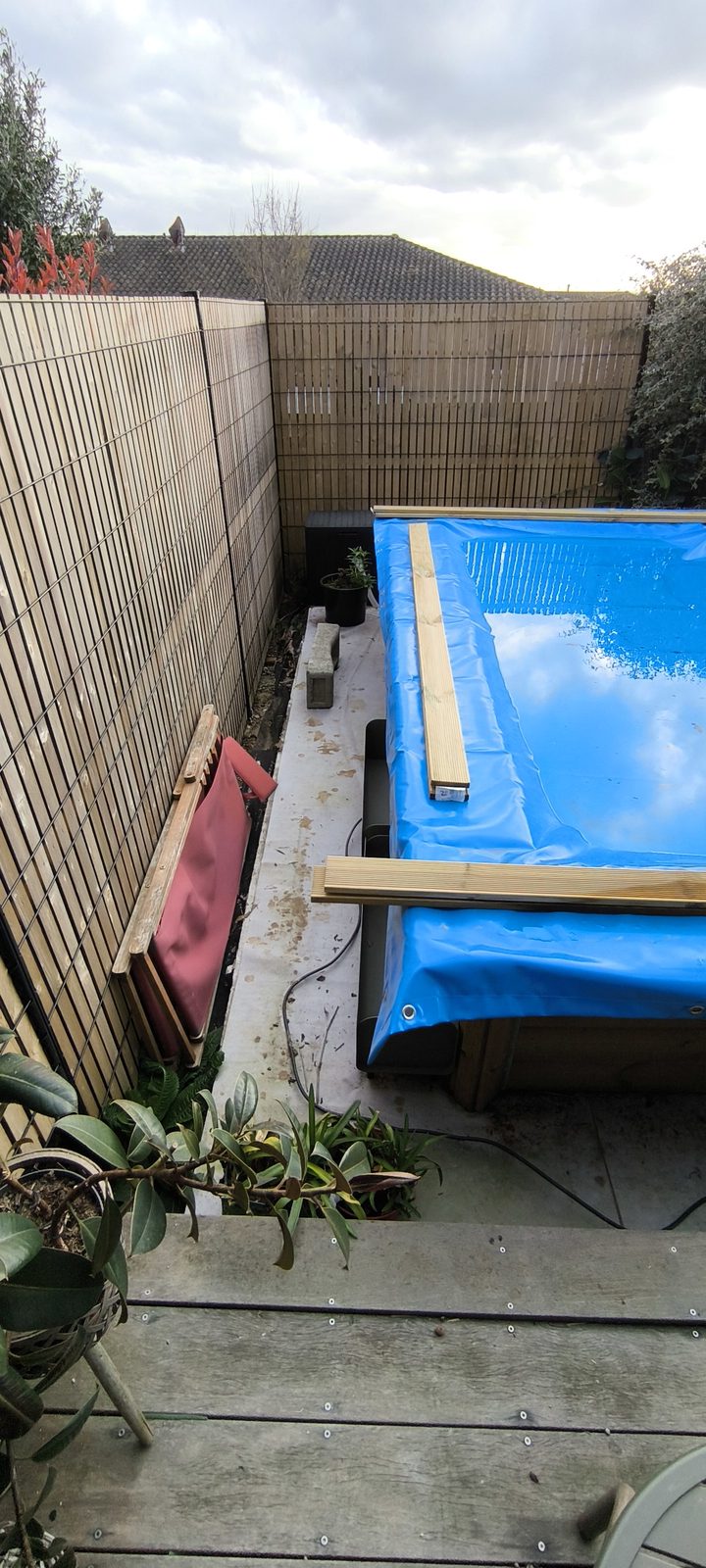 Passage latéral et piscine bâchée avant travaux à Castelnau-d'Estrétefonds