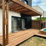 Pergola bois sur mesure adossée à la maison après travaux à Castelnau-d'Estrétefonds