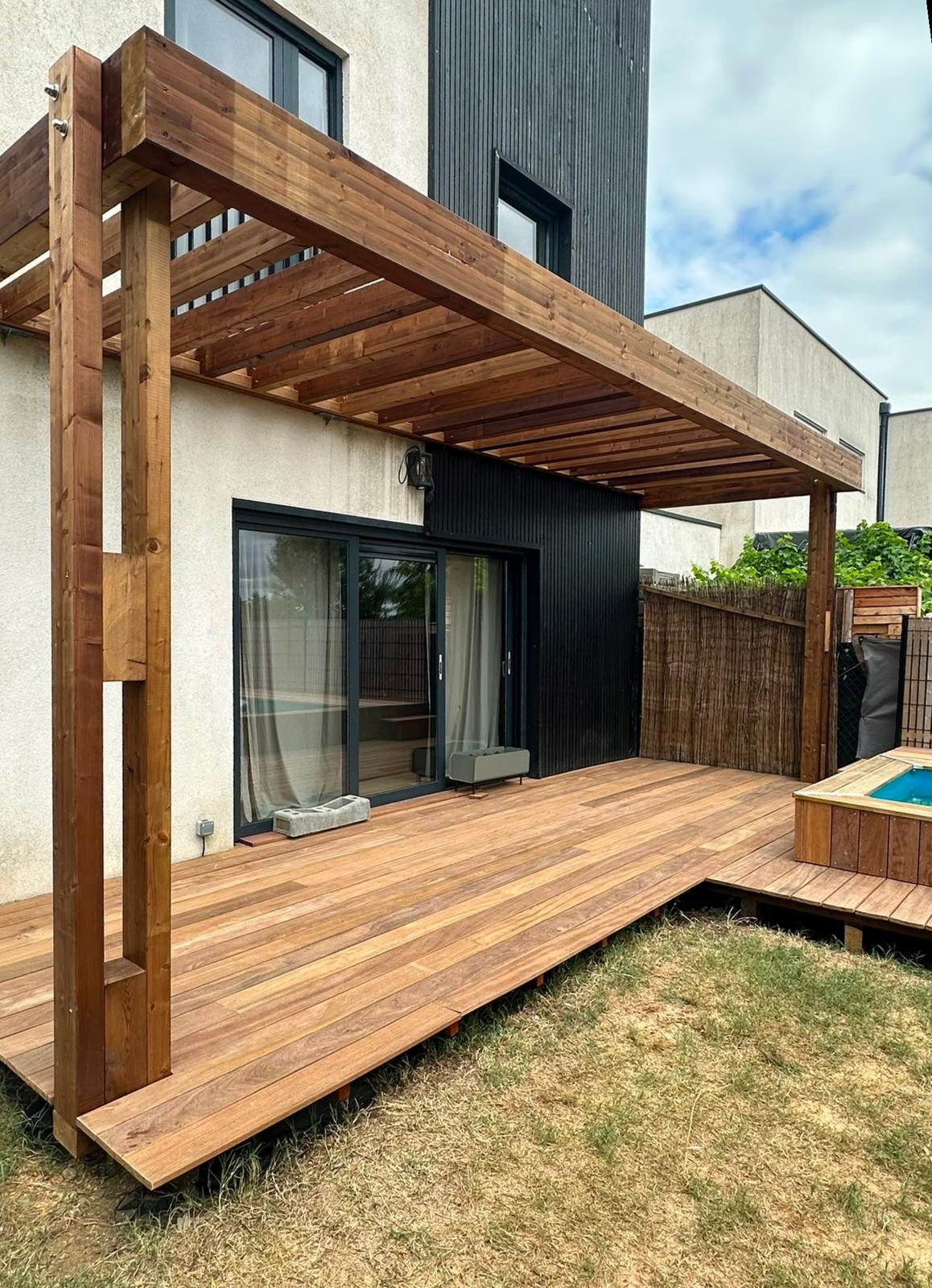 Pergola bois sur mesure adossée à la maison après travaux à Castelnau-d'Estrétefonds
