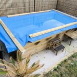 Piscine bâchée avant habillage bois à Castelnau-d'Estrétefonds