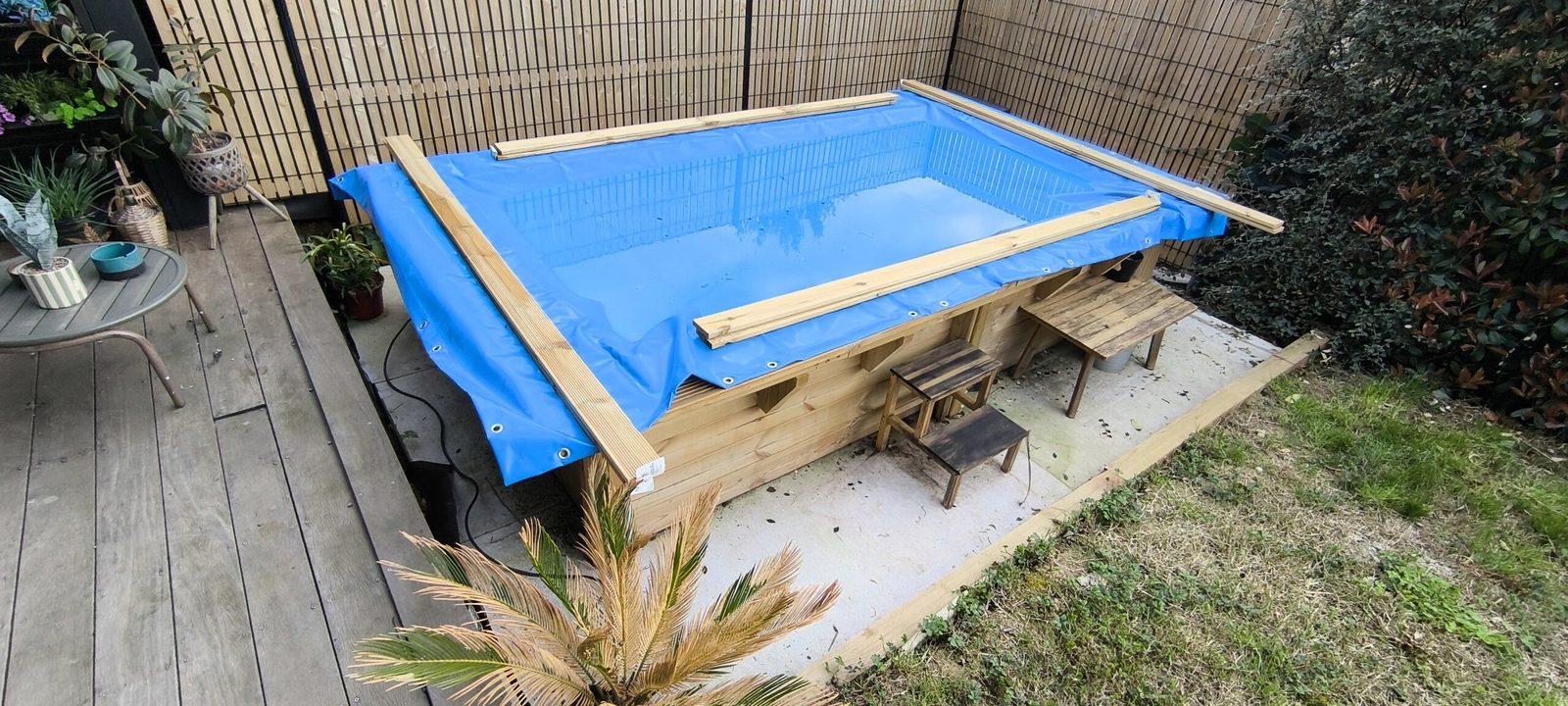Piscine bâchée avant habillage bois à Castelnau-d'Estrétefonds