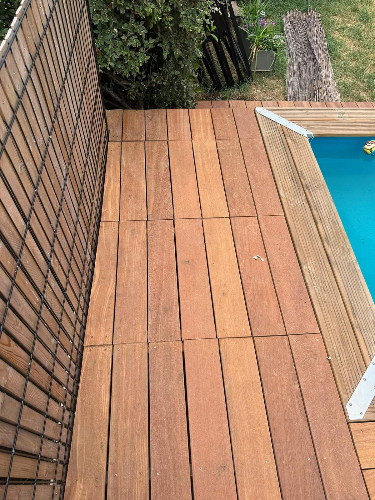 Platelage bois et margelles de la piscine après travaux à Castelnau-d'Estrétefonds