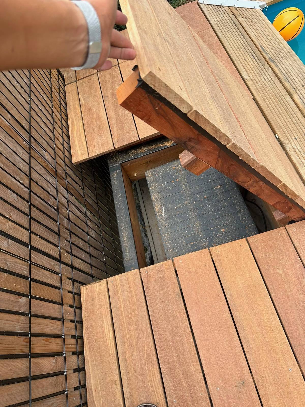 Trappe d'accès technique intégrée dans la terrasse bois à Castelnau-d'Estrétefonds