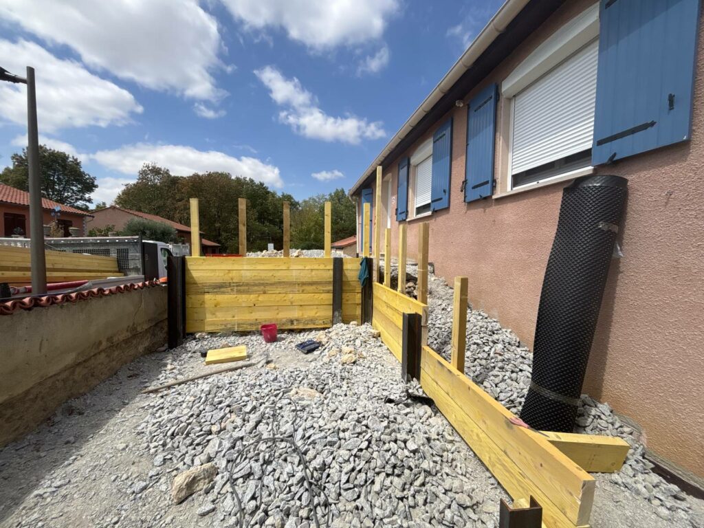 ceinturage-bastaings-delta-ms-pendant-travaux-castres Ceinturage en bastaings et film delta MS posés le long de la façade pendant les travaux à Castres