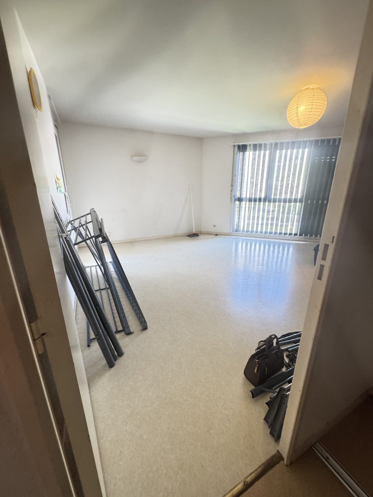 Séjour avant travaux, sol usé et mobilier démonté, à Blagnac