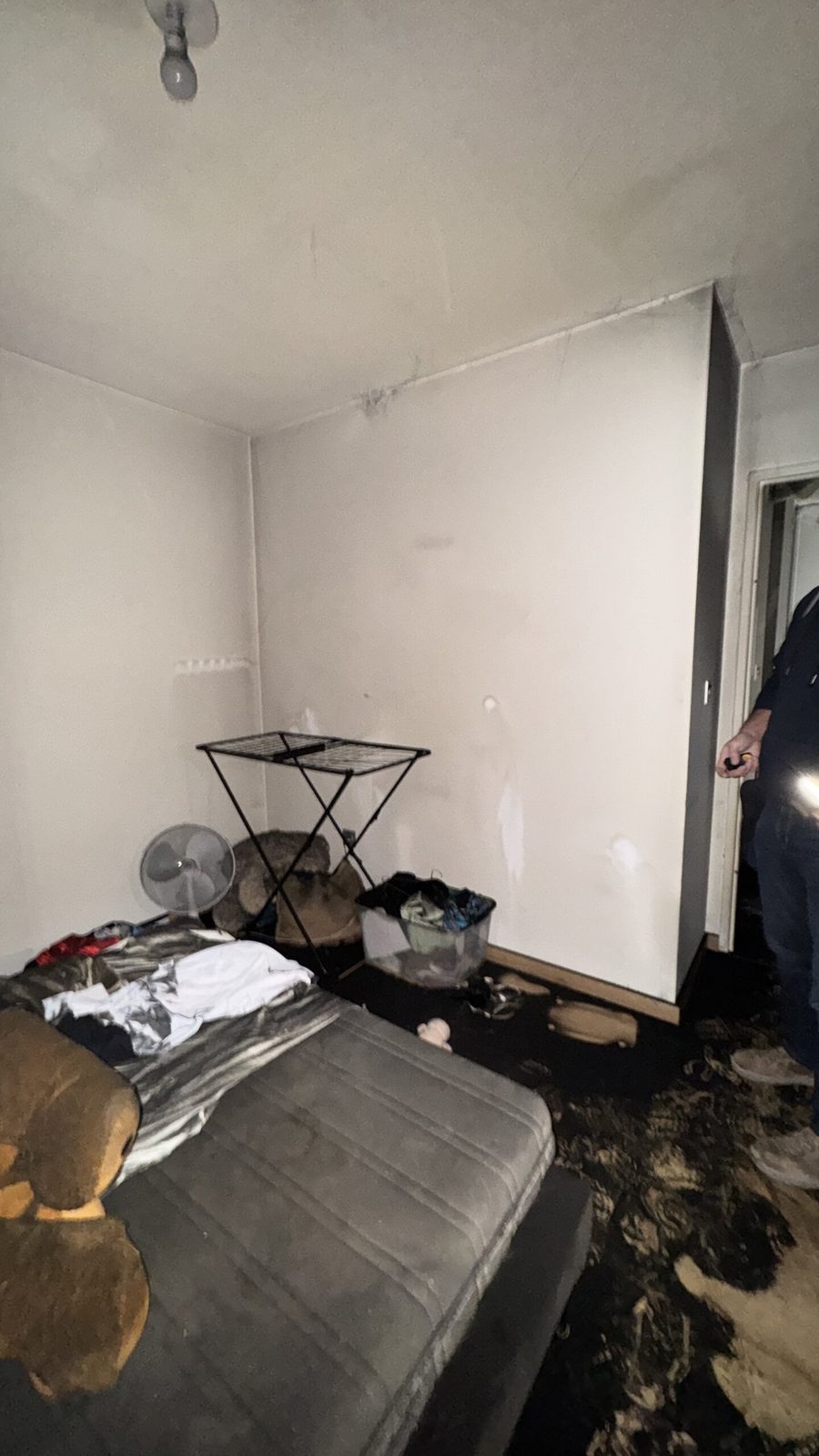 Chambre marquée par les suies après l'incendie, avant travaux, à Saint-Orens-de-Gameville