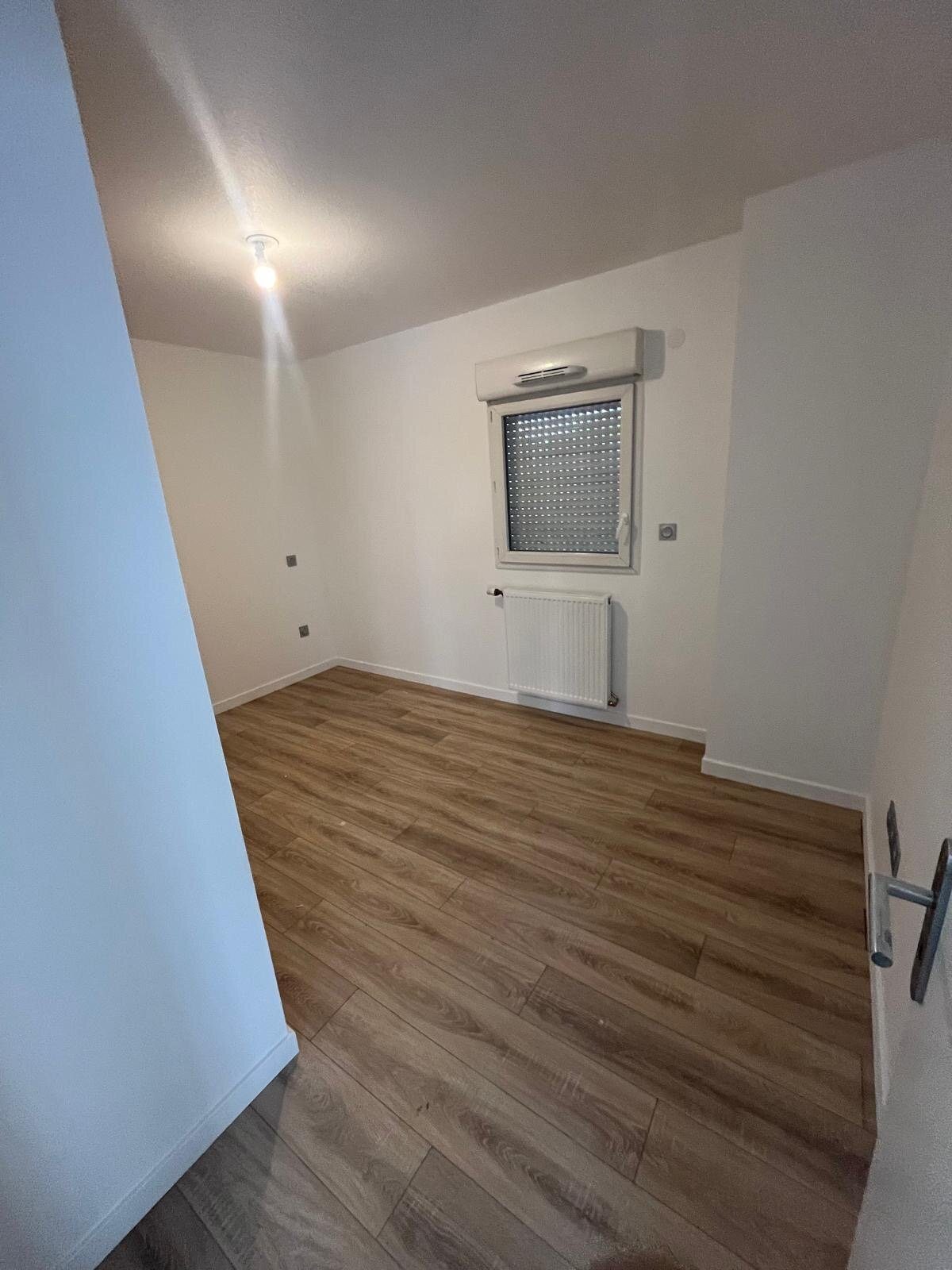 Chambre rénovée, volet roulant et radiateur neufs, après travaux à Saint-Orens-de-Gameville