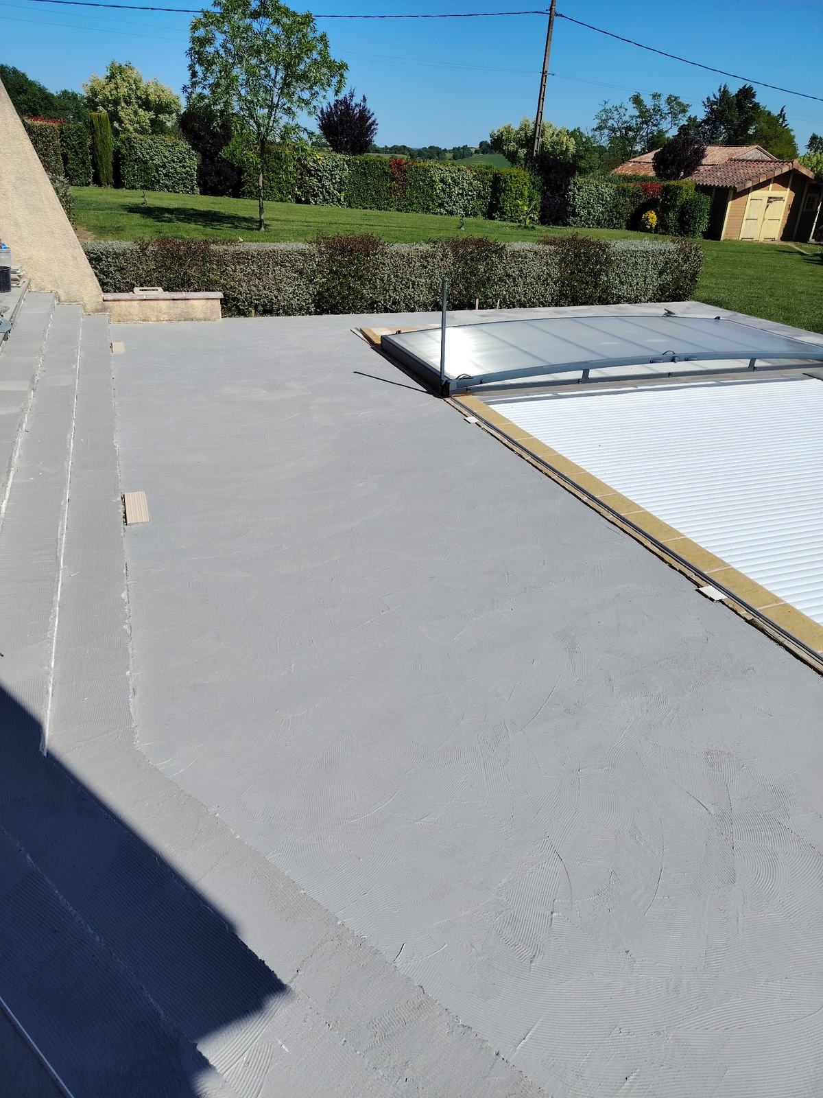 Chape avec forme de pente réalisée sur la plage de piscine pendant les travaux à Encausse