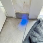 Colorant traceur déposé au pied de la cloison pendant la recherche de fuite à Toulouse