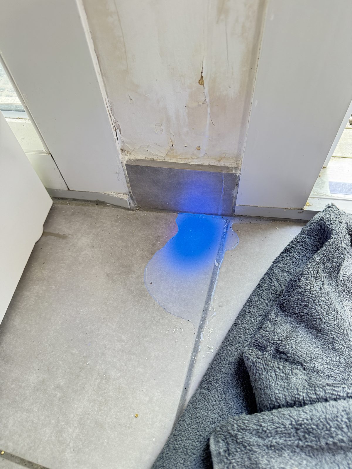 Colorant traceur déposé au pied de la cloison pendant la recherche de fuite à Toulouse
