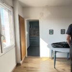 Fissure constatée au droit de l'encadrement de porte dû au mouvement de structure avant travaux à Toulouse