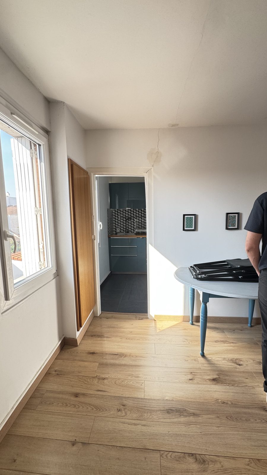 Fissure constatée au droit de l'encadrement de porte dû au mouvement de structure avant travaux à Toulouse