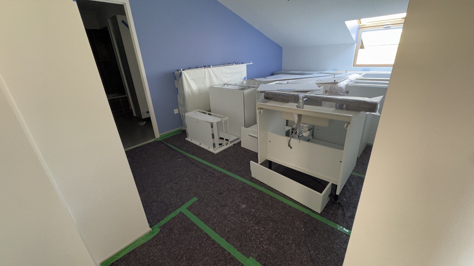 Cuisine équipée déposée et sols protégés dans le logement pendant les travaux à Saint-Orens-de-Gameville
