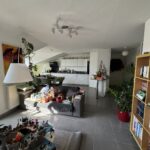 Cuisine et entrée de l'appartement avec le carrelage d'origine avant travaux à Saint-Orens-de-Gameville