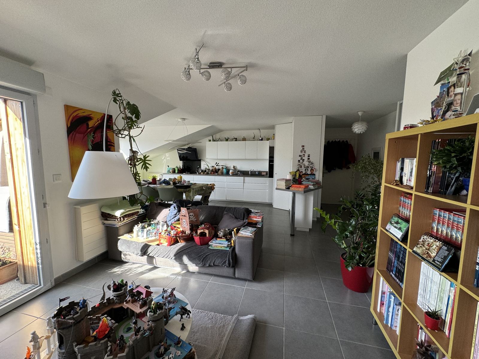 Cuisine et entrée de l'appartement avec le carrelage d'origine avant travaux à Saint-Orens-de-Gameville