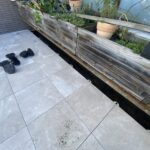 Dalles sur plots posées au droit des jardinières conservées pendant les travaux à Toulouse