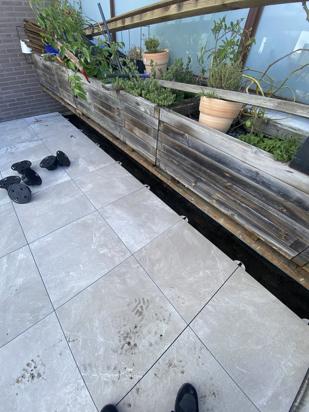 Dalles sur plots posées au droit des jardinières conservées pendant les travaux à Toulouse