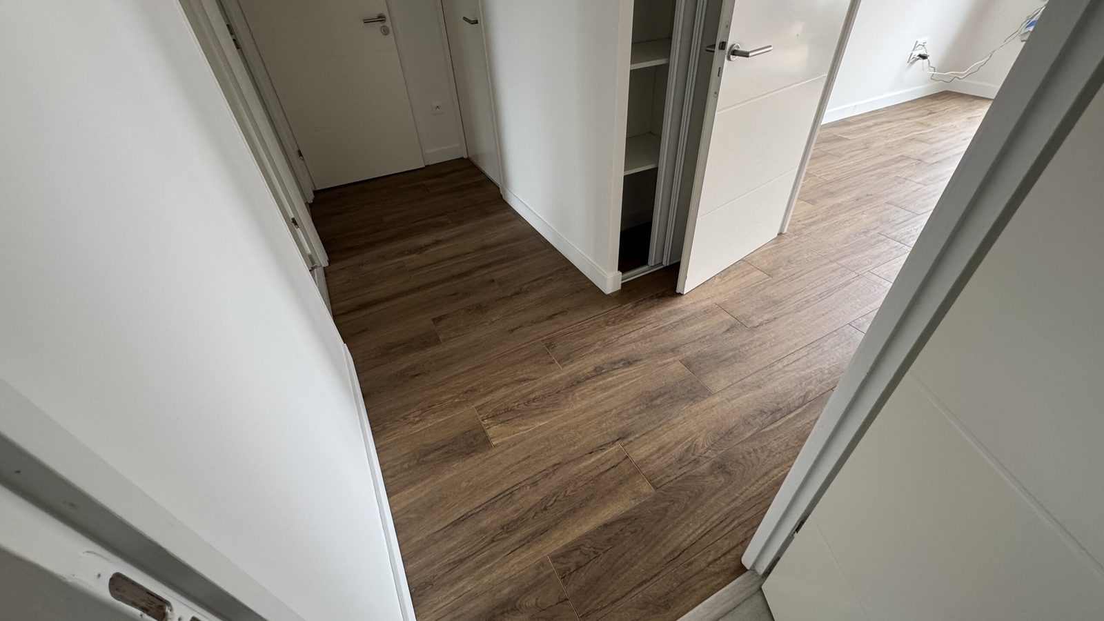 Dégagement de l'appartement avec le carrelage neuf après travaux à Saint-Orens-de-Gameville