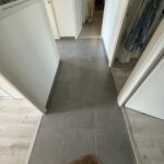 Dégagement de l'appartement avec le carrelage d'origine avant travaux à Saint-Orens-de-Gameville