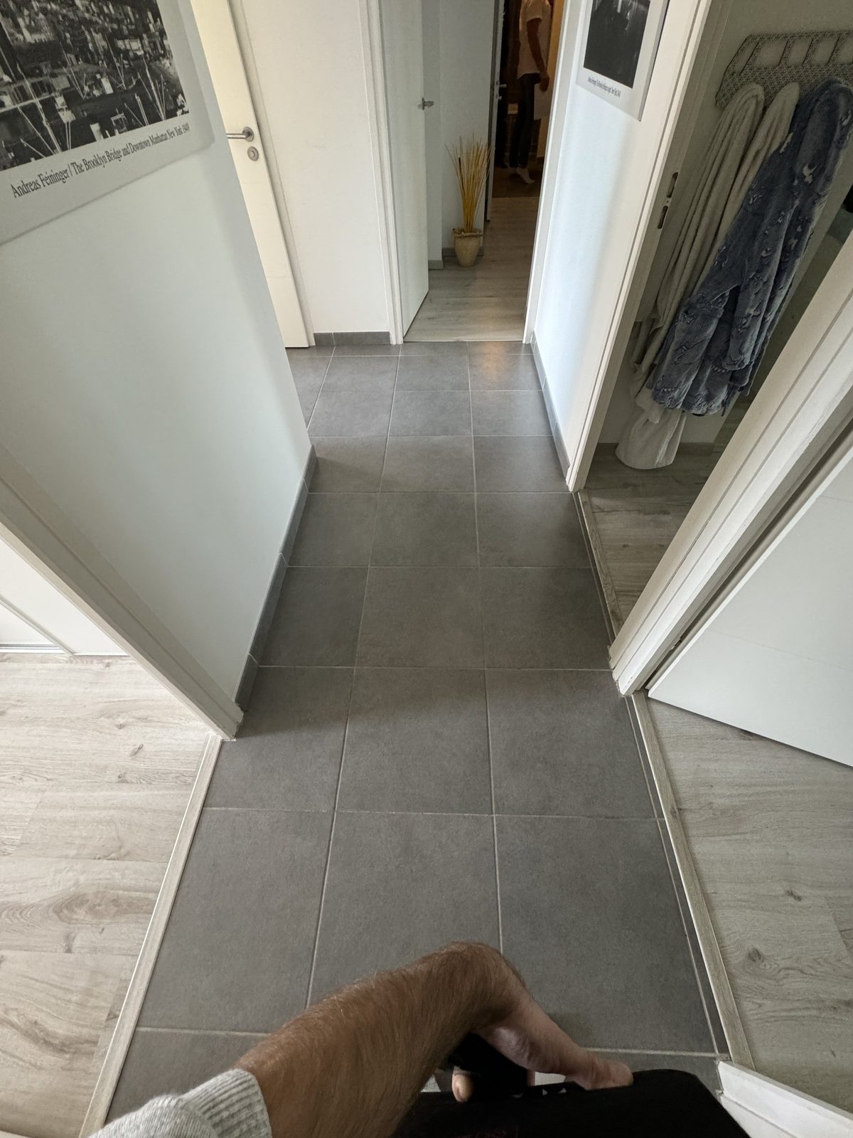 Dégagement de l'appartement avec le carrelage d'origine avant travaux à Saint-Orens-de-Gameville
