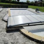 Plage de piscine démolie, carrelage et chape déposés, pendant les travaux à Encausse