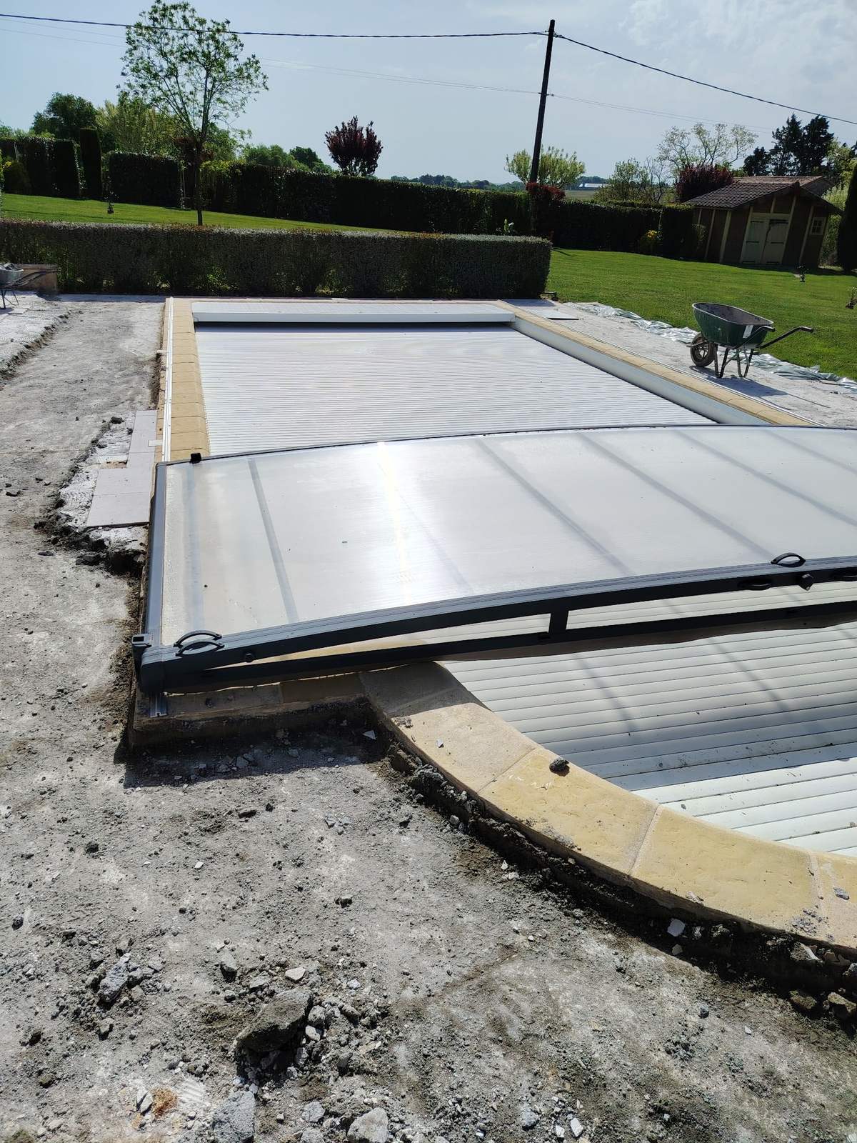 Plage de piscine démolie, carrelage et chape déposés, pendant les travaux à Encausse