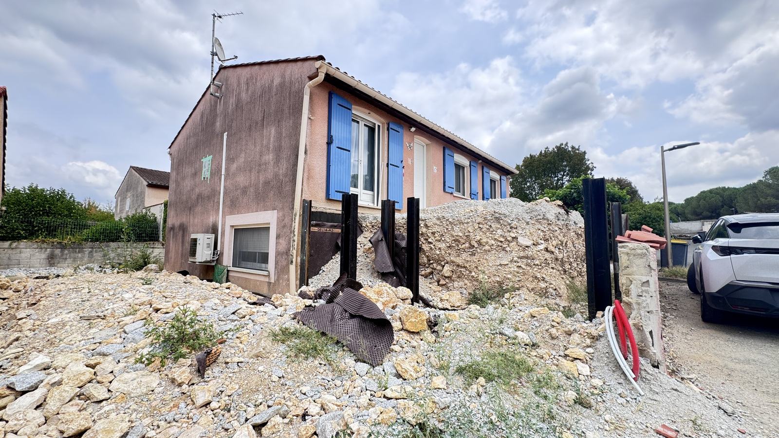 Plateforme d'accès effondrée au pied de la maison avant travaux à Castres