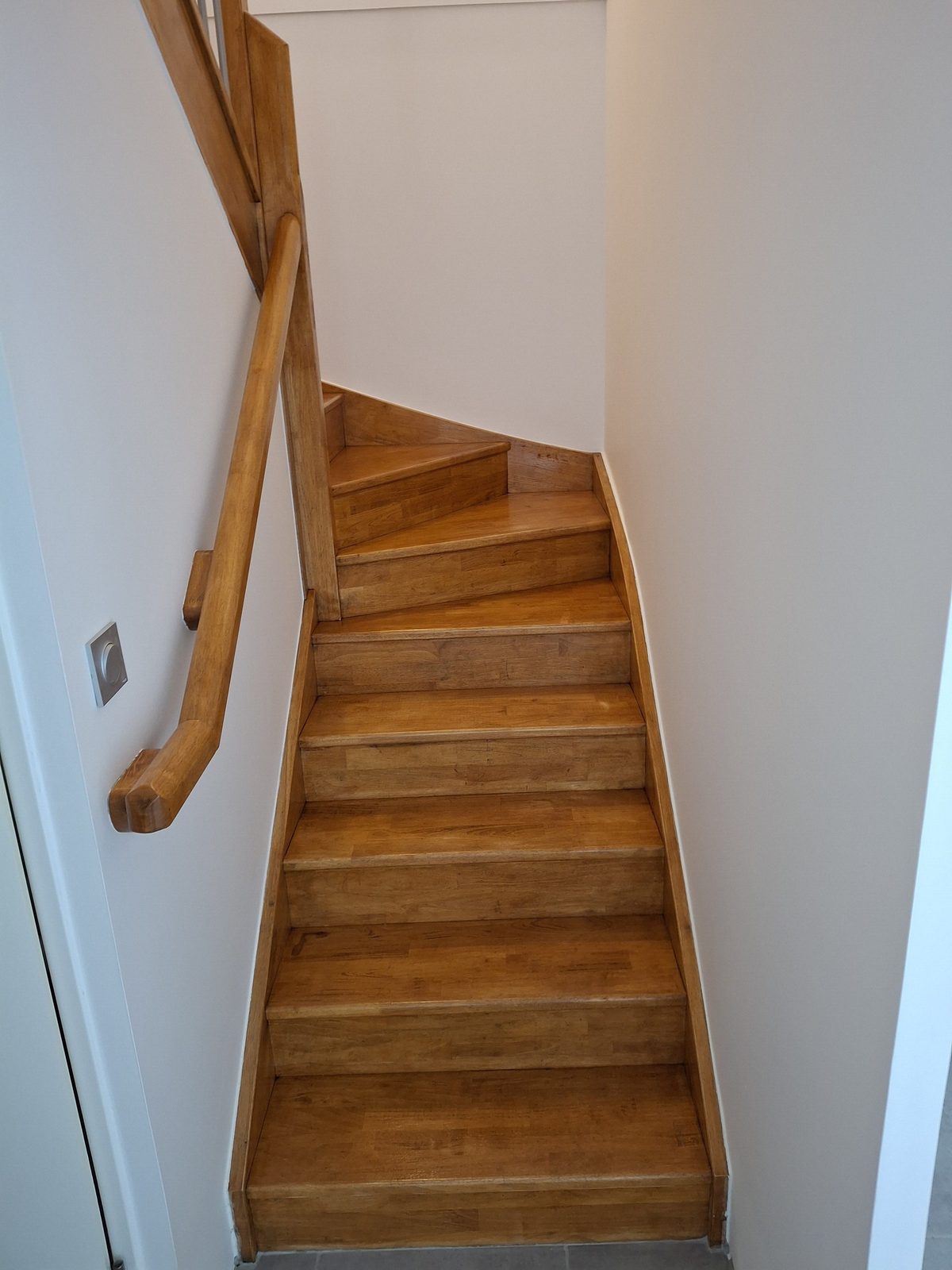 Escalier en bois poncé et vitrifié après travaux à Saint-Orens-de-Gameville