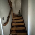 Escalier en bois encrassé par les suies avant travaux à Saint-Orens-de-Gameville