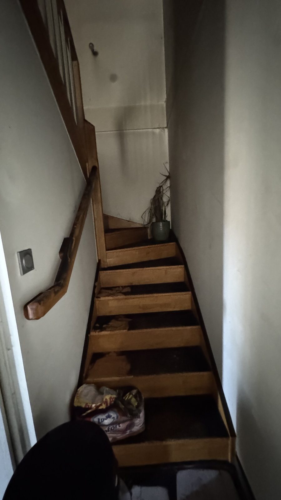 Escalier en bois encrassé par les suies avant travaux à Saint-Orens-de-Gameville