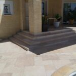 Escalier de terrasse carrelé neuf avec nez de marche aluminium après travaux à Encausse