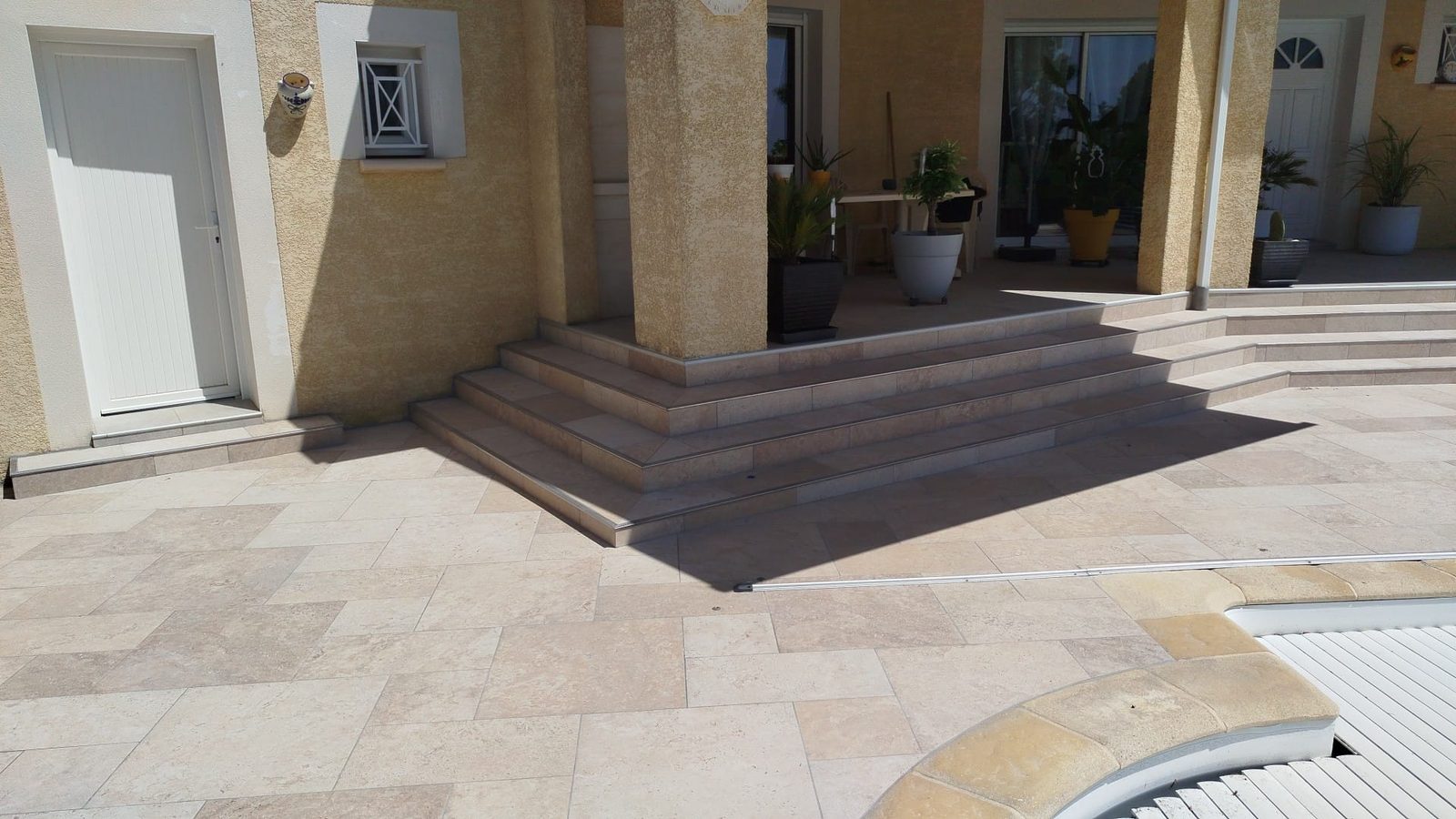 Escalier de terrasse carrelé neuf avec nez de marche aluminium après travaux à Encausse