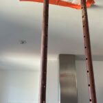 Étais et ouverture du faux plafond protégée par film et adhésif pendant les travaux à Toulouse