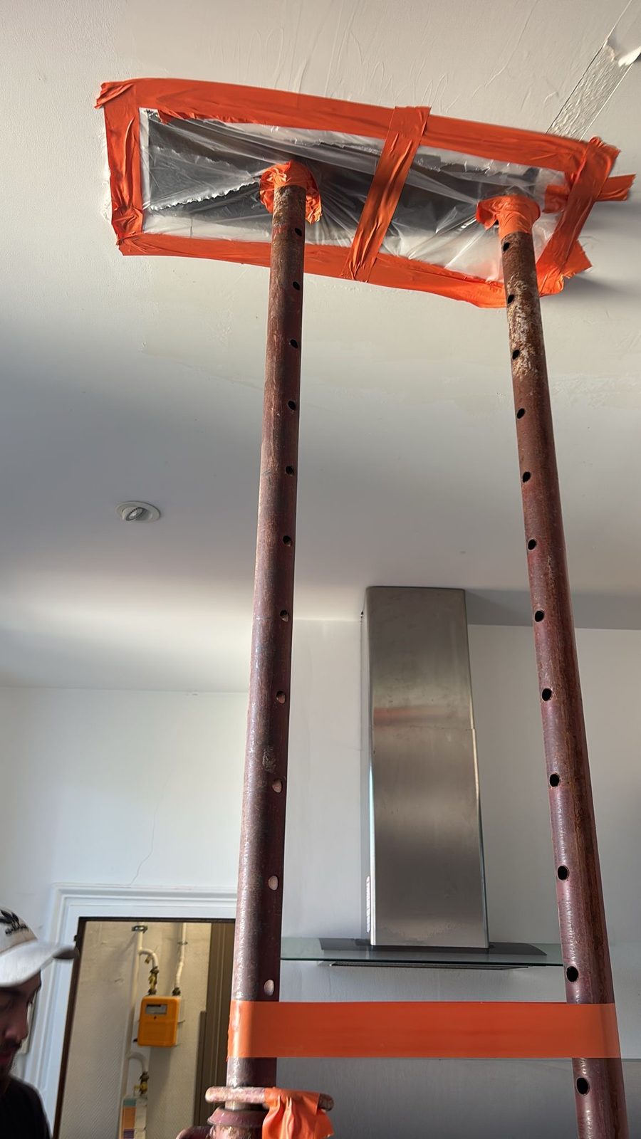 Étais et ouverture du faux plafond protégée par film et adhésif pendant les travaux à Toulouse
