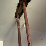 Étais posés au droit du solivage bois après ouverture du faux plafond à Toulouse