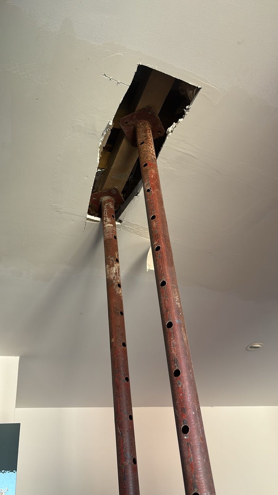 Étais posés au droit du solivage bois après ouverture du faux plafond à Toulouse
