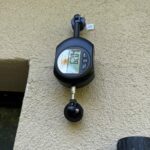 Fissuromètre électronique en place pour le relevé de l'amplitude de fissuration à Belflou