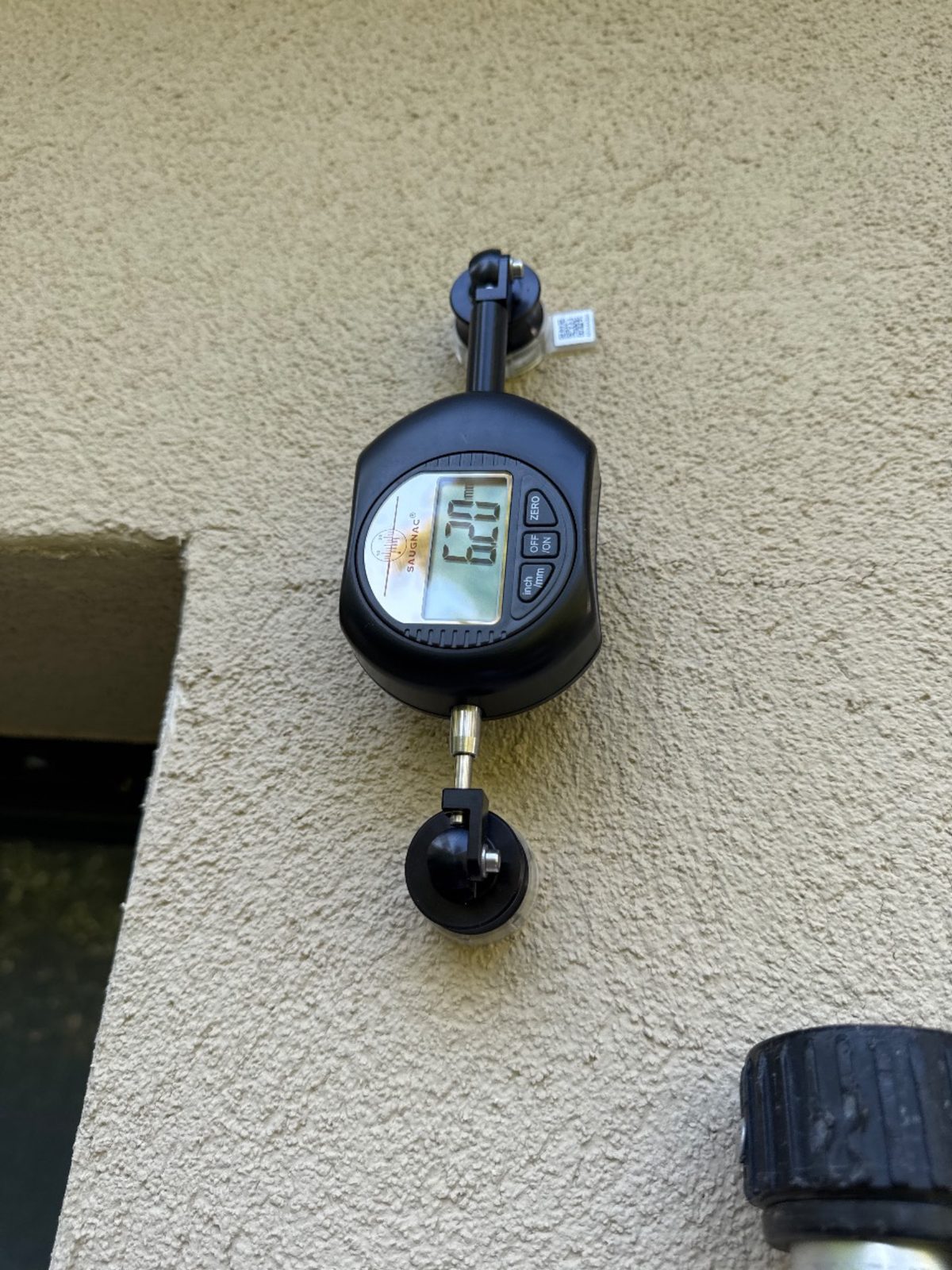 Fissuromètre électronique en place pour le relevé de l'amplitude de fissuration à Belflou