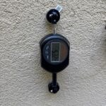 Jauge électronique installée en travers d'une fissure, afficheur à 5,32 mm, à Belflou