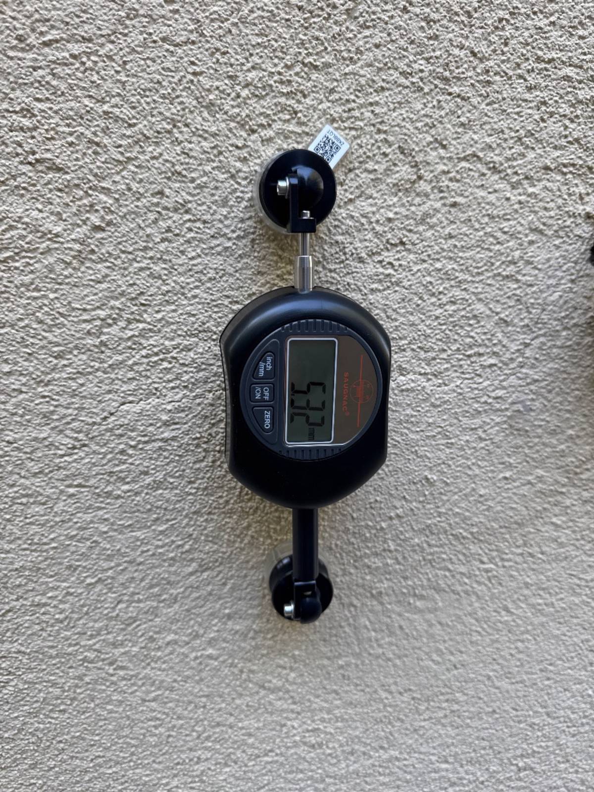 Jauge électronique installée en travers d'une fissure, afficheur à 5,32 mm, à Belflou