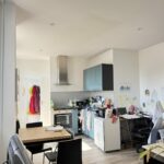 Séjour et cuisine du logement occupé, plafond avant la pose des trappes de visite, à Toulouse