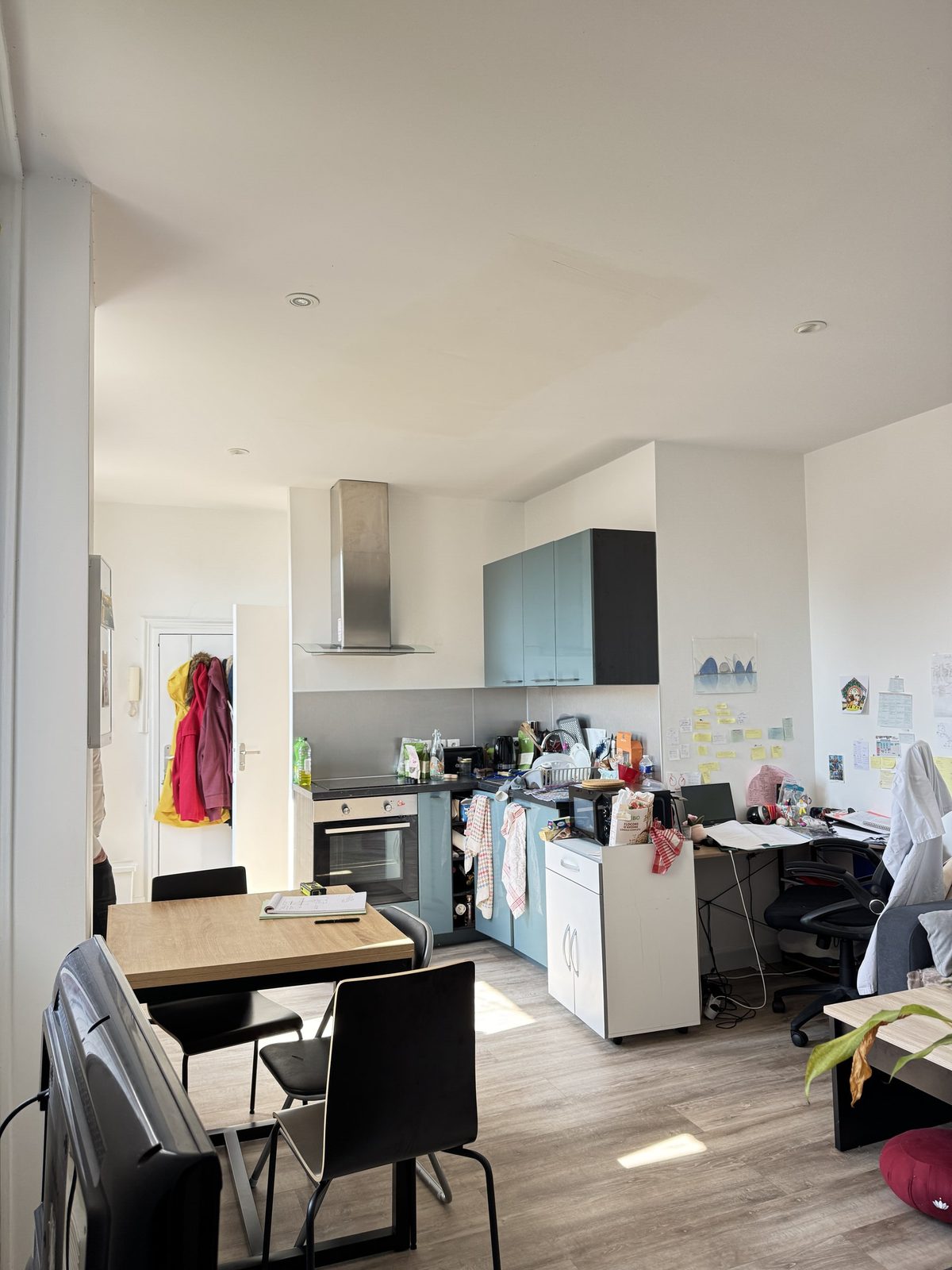 Séjour et cuisine du logement occupé, plafond avant la pose des trappes de visite, à Toulouse