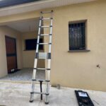 Mallette du fissuromètre et échelle au pied de la façade à instrumenter à Belflou