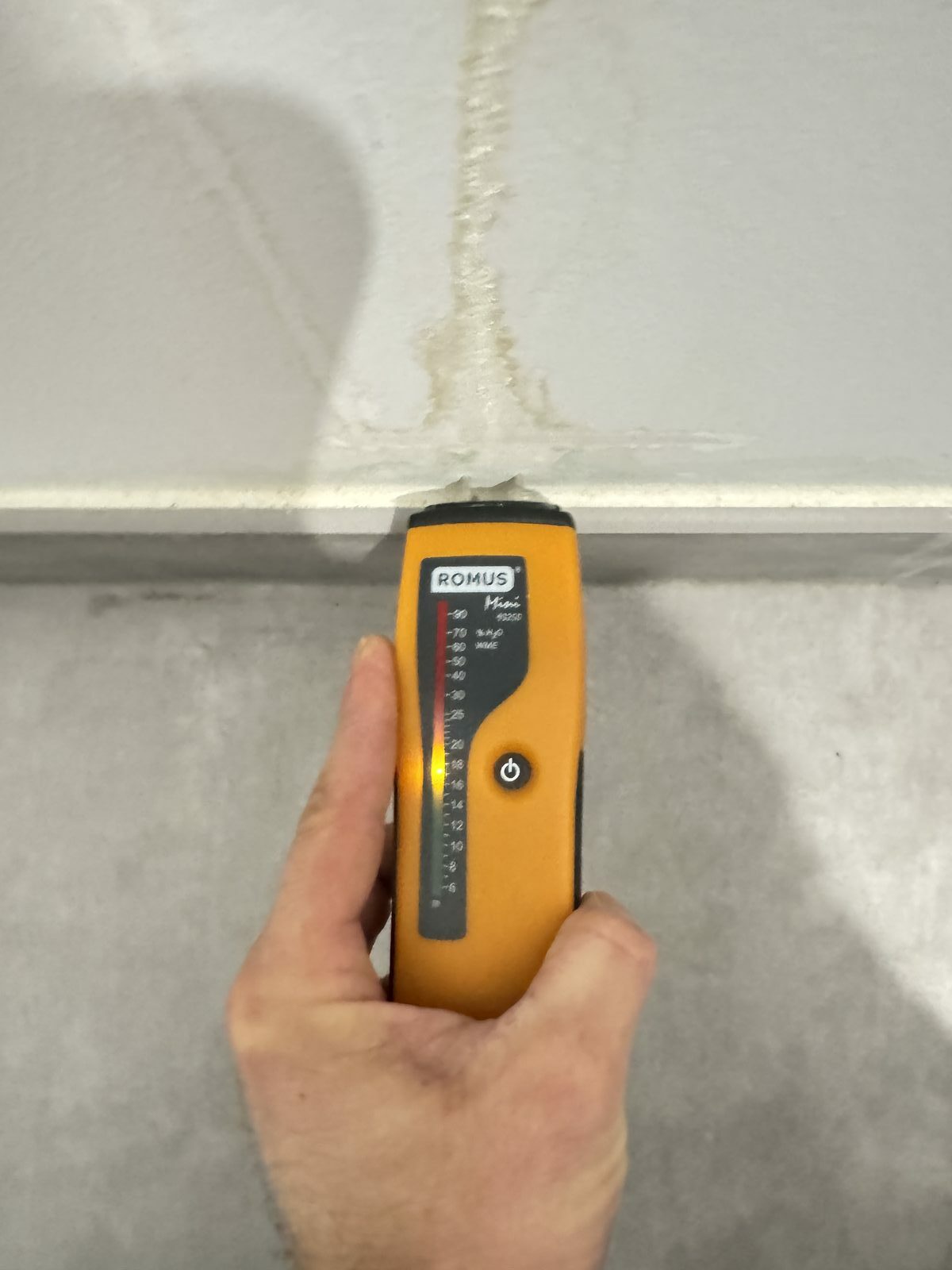 Mesure d'humidité au testeur sur la faïence de la salle d'eau lors d'une recherche de fuite à Toulouse