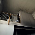 Mezzanine et plafonds couverts de suies avant travaux à Saint-Orens-de-Gameville