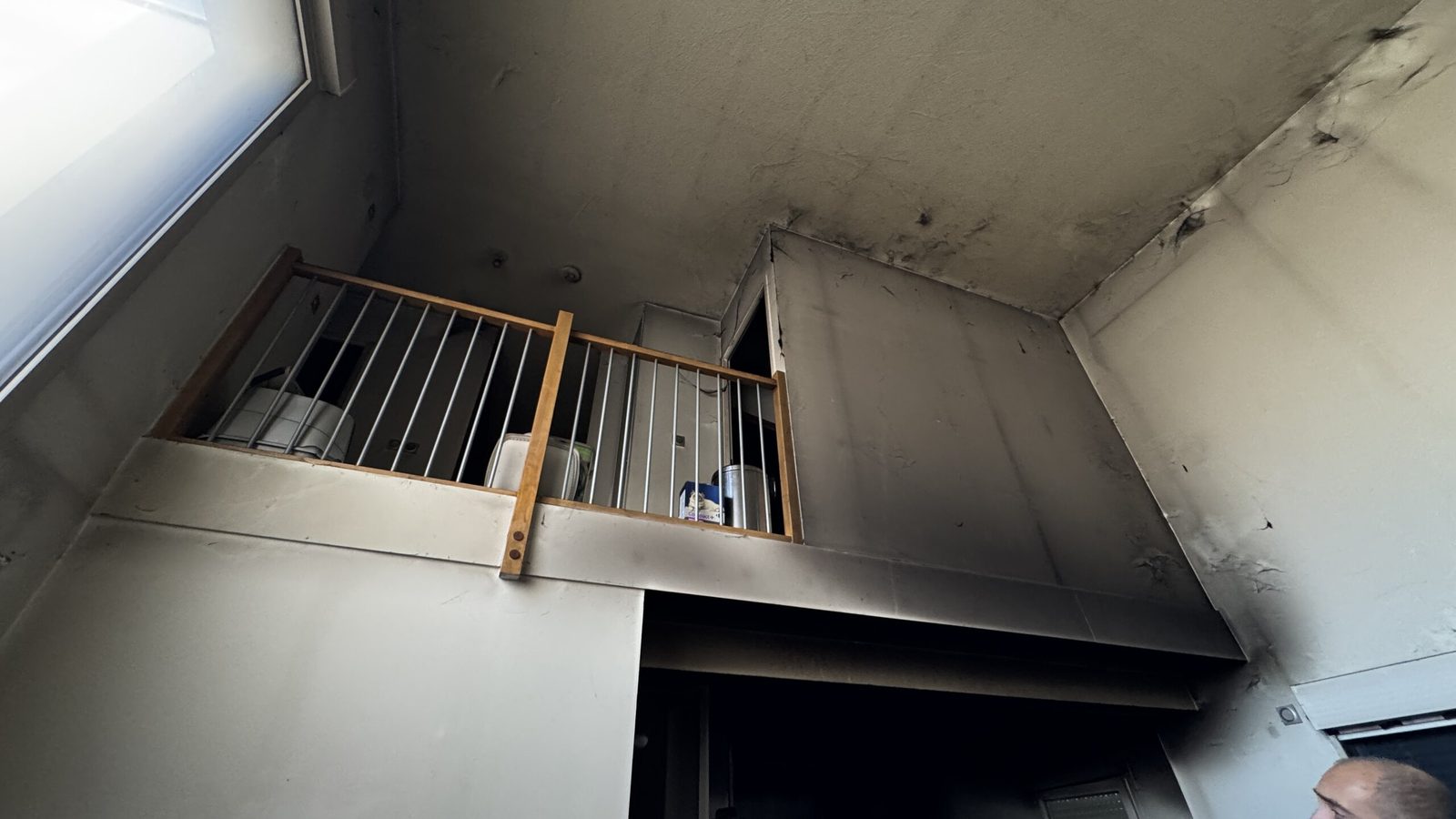 Mezzanine et plafonds couverts de suies avant travaux à Saint-Orens-de-Gameville
